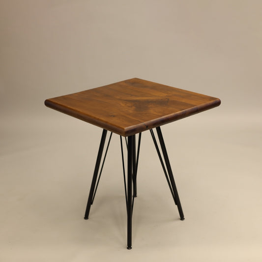 Table carré en bois de noyer